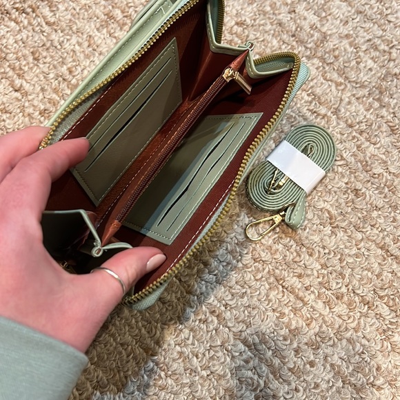 Wallet/crossbody/ phone holder all in one - Picture 2 of 3